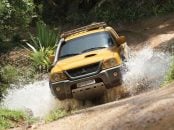 mitsubishi l200 savana amarela dianteira atravessando rio