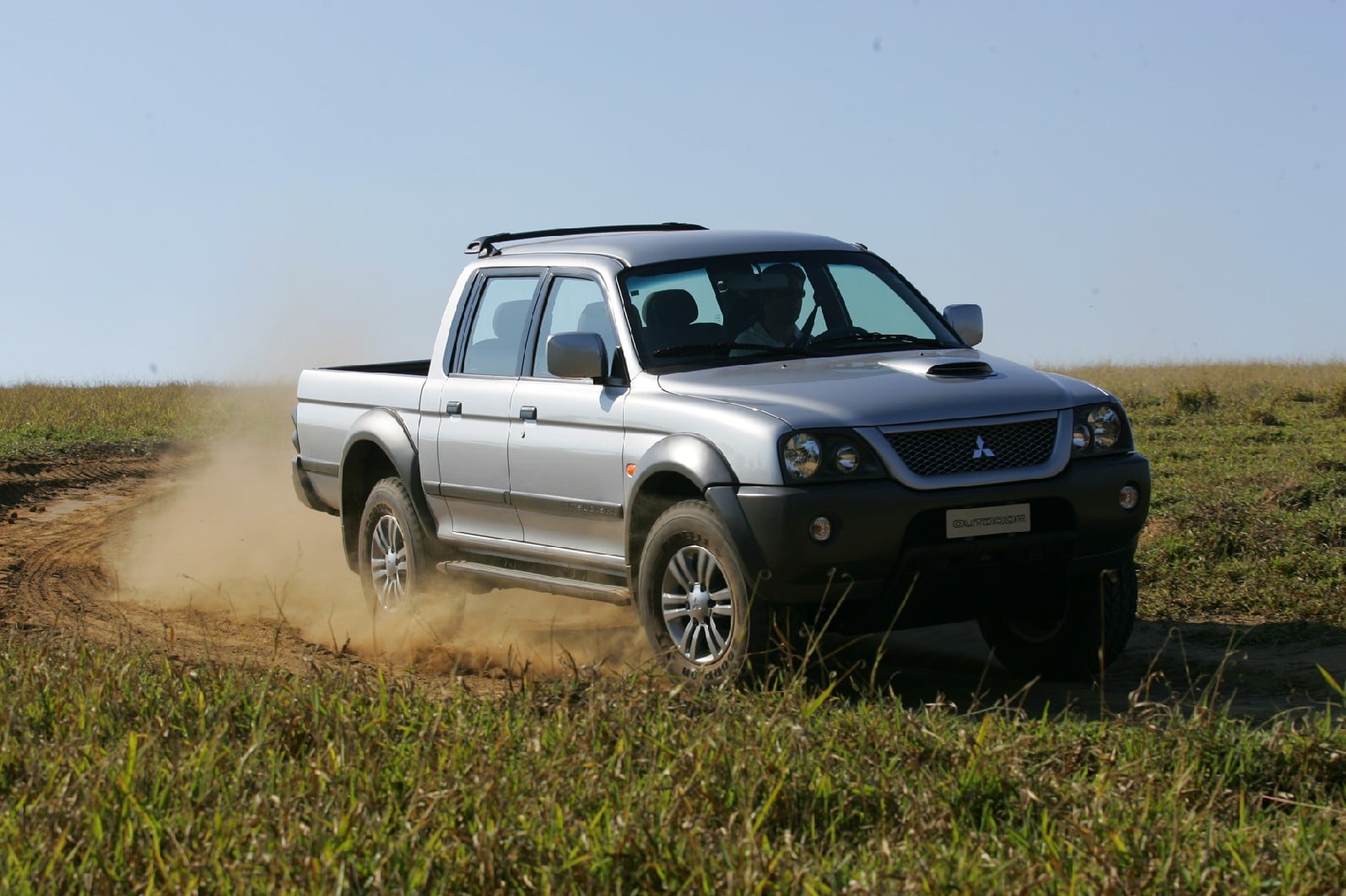 mitsubishi l200 outdoor 2 5 turbo diesel 2006 prata frente em estrada de terra