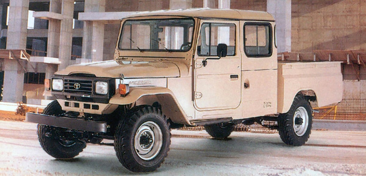 toyota bandeirante picape cabine dupla bege frente