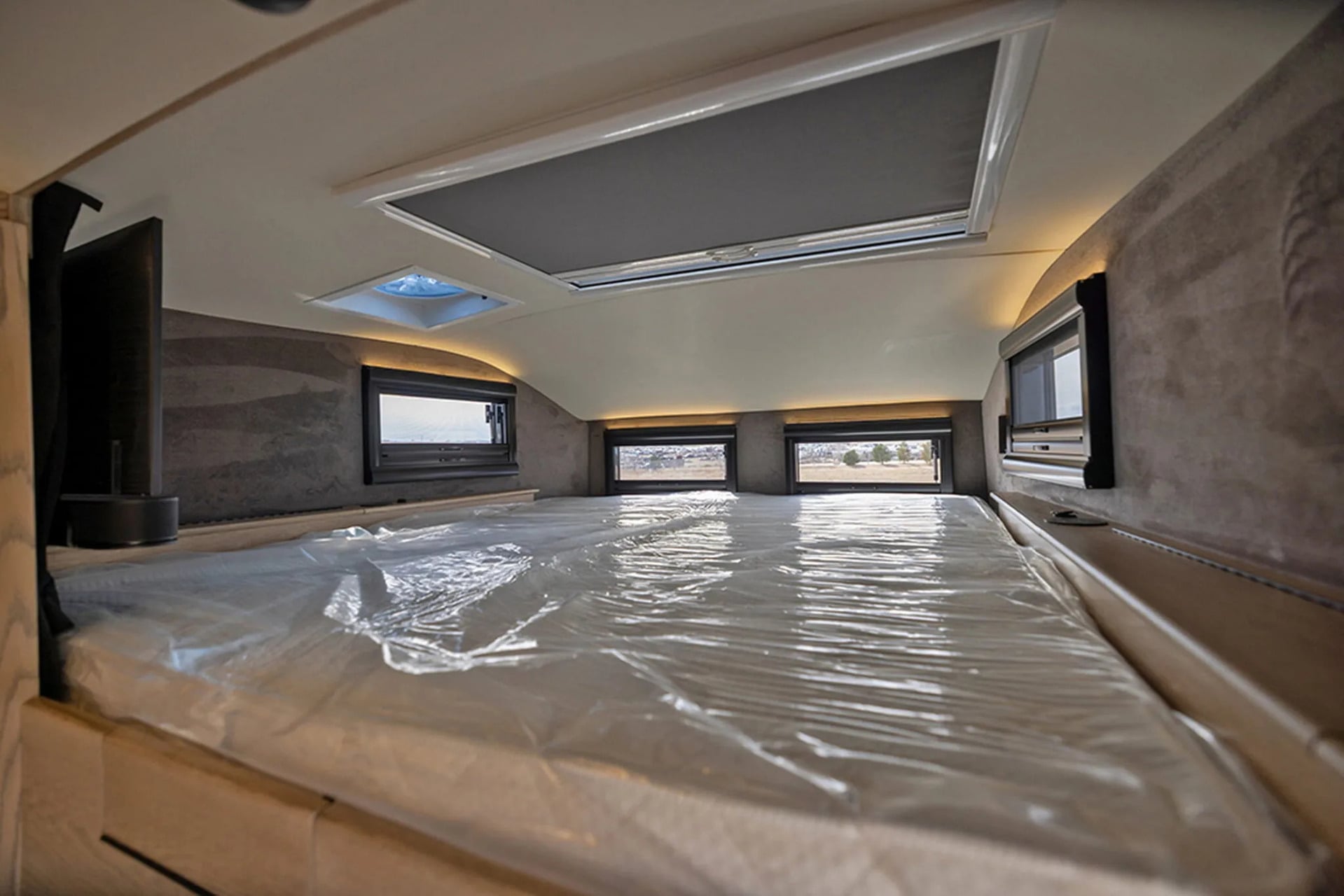 EARTHROAMER 9
