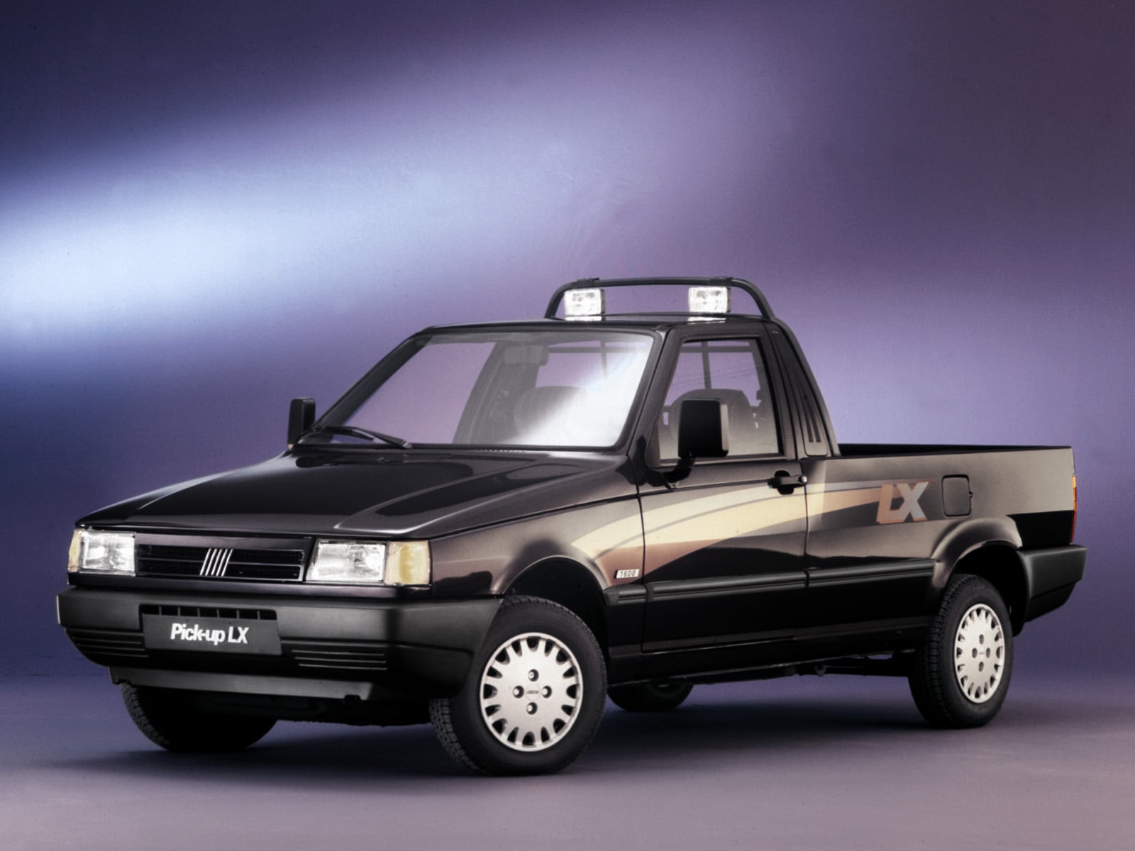 fiat fiorino pick up lx 1600 1994 preta frente parada