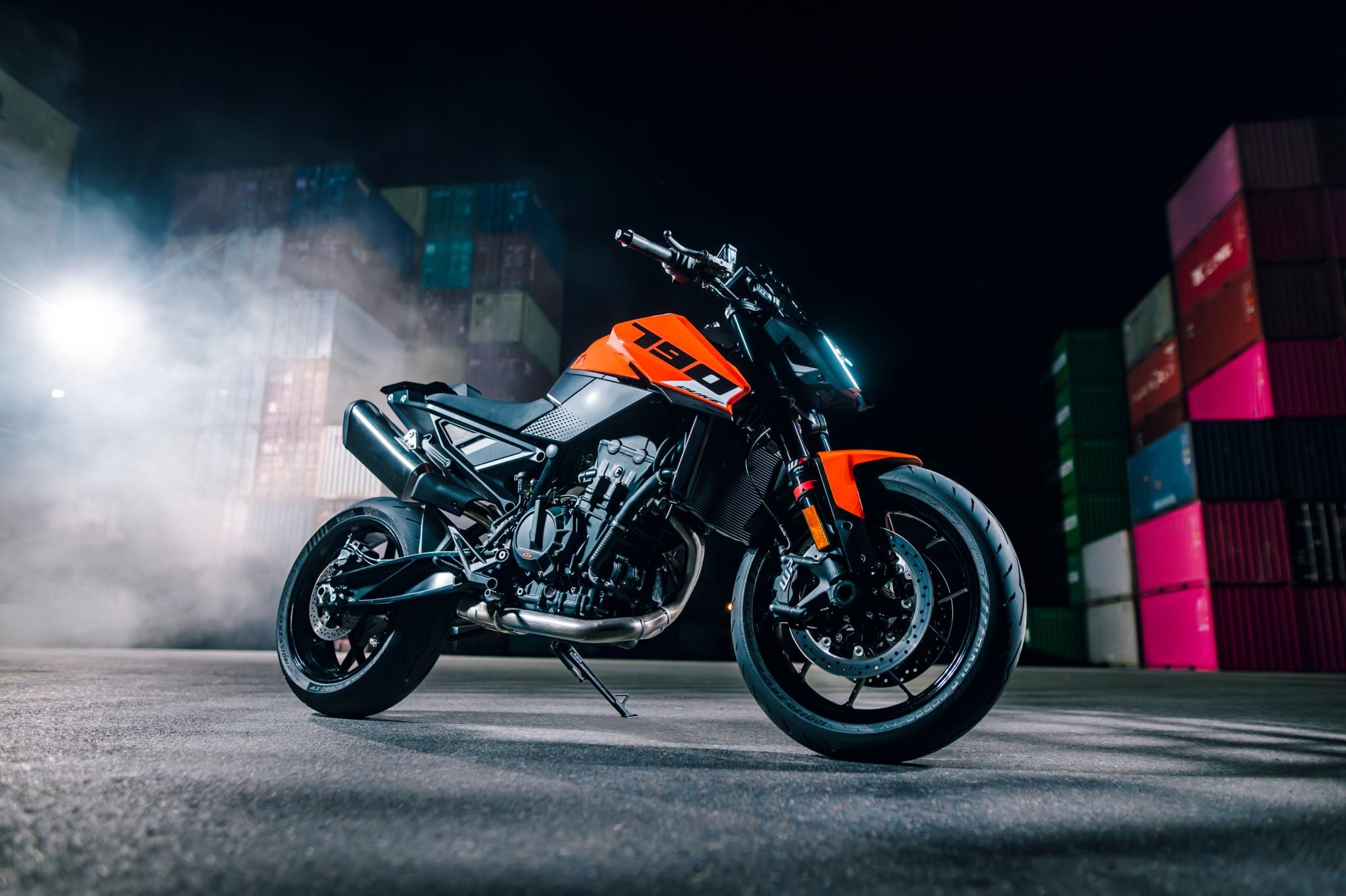 KTM 790 Duke 2027 ganha em ergonomia e mantém 105 cv
