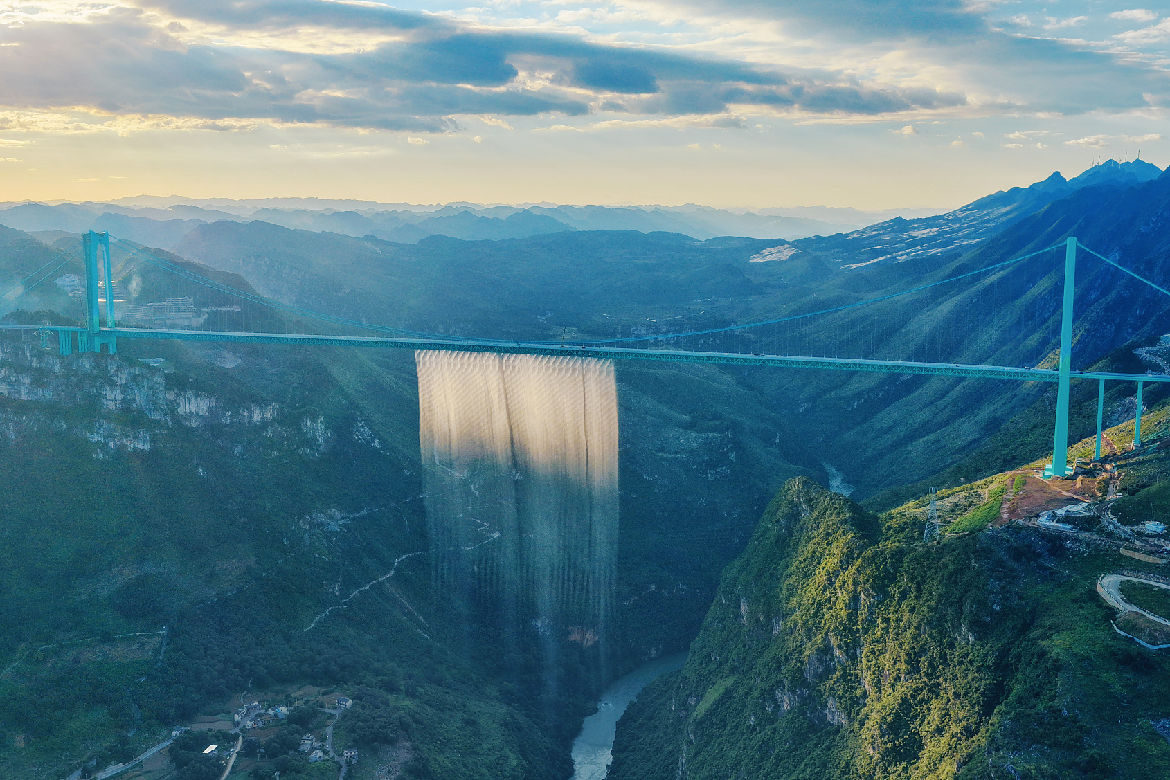 A ponte mais alta do mundo ganhou uma cachoeira no meio