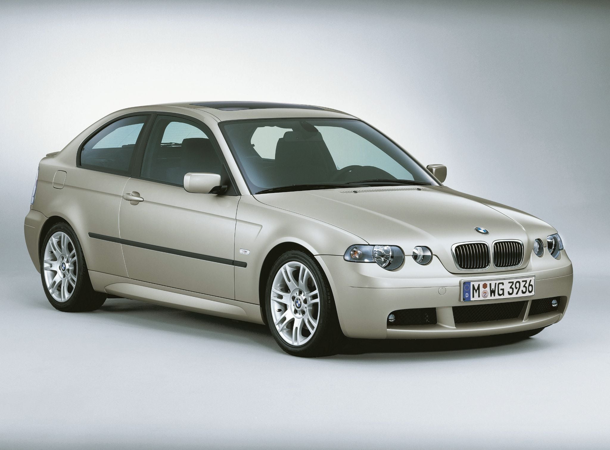 bmw 325ti compact m sport branco frente parado bmw 325ti compact m sport branco frente parado