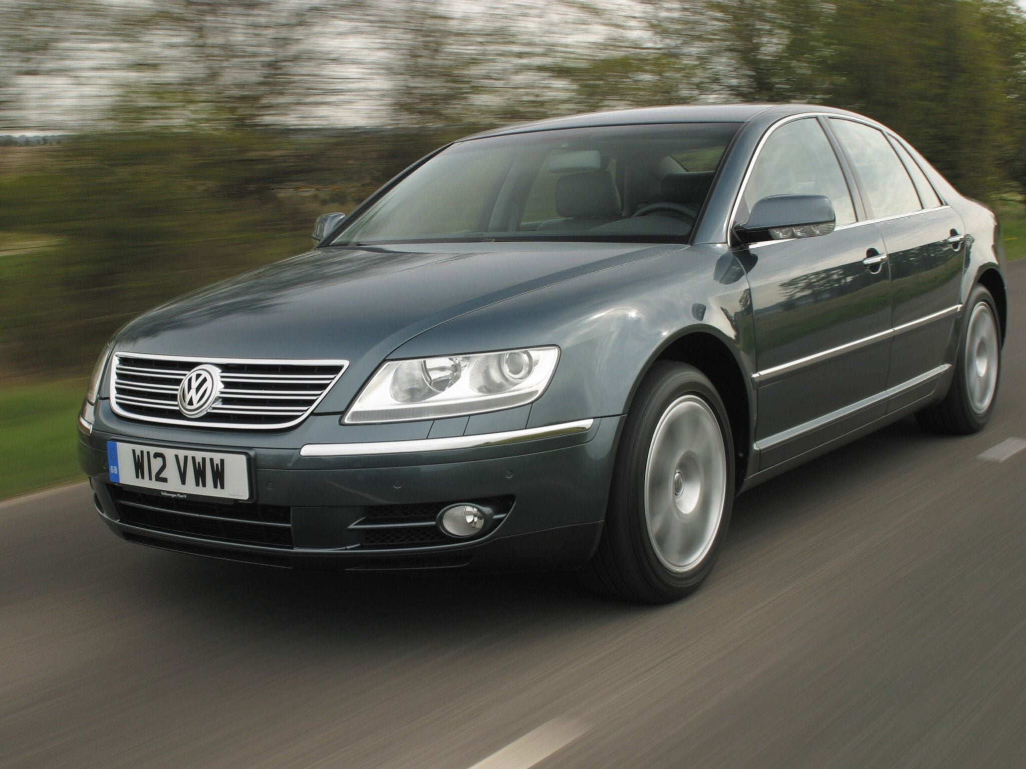 volkswagen phaeton w12 cinza frente em movimento volkswagen phaeton w12 cinza frente em movimento