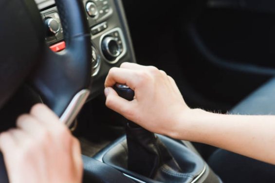 Dirigir carro manual pode fazer mais pelo seu cérebro do que você imagina