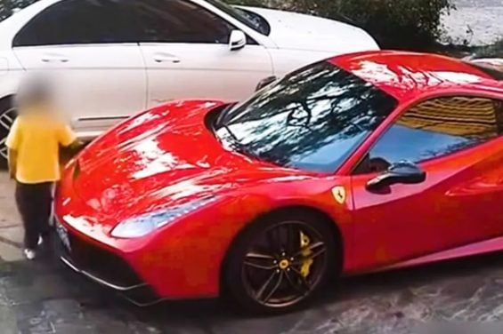 Crianças usam Ferrari como escorregador e brincadeira vira disputa judicial