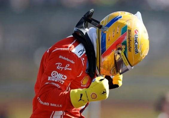 LEwis Hamilton celebrando pole em silverstone 2026