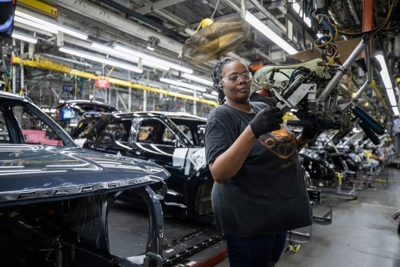 Ford apostou na IA, perdeu bilhões e chamou 350 veteranos de volta para consertar erros do computador