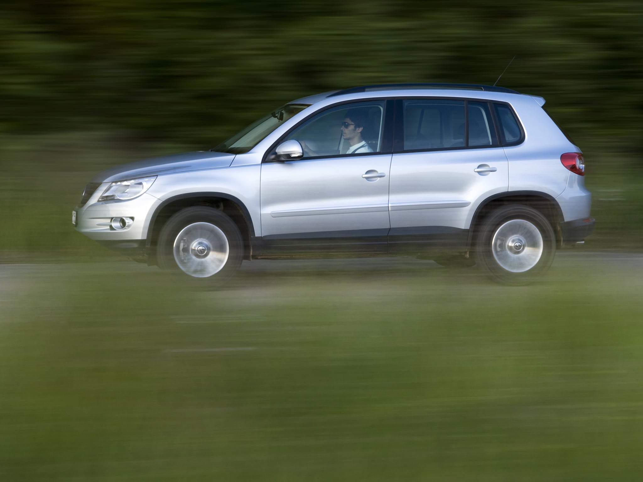 VOLKSWAGEN TIGUAN 2011 PRATA FRENTE LATERAL MOVIMENTO 2