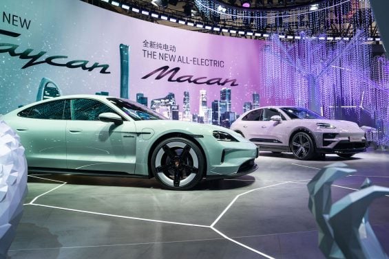 A China virou pesadelo da Porsche: lojas fechando, recargas desligadas e 3.900 vagas cortadas