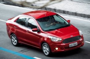 ford ka sedan vermelho frente em movimento