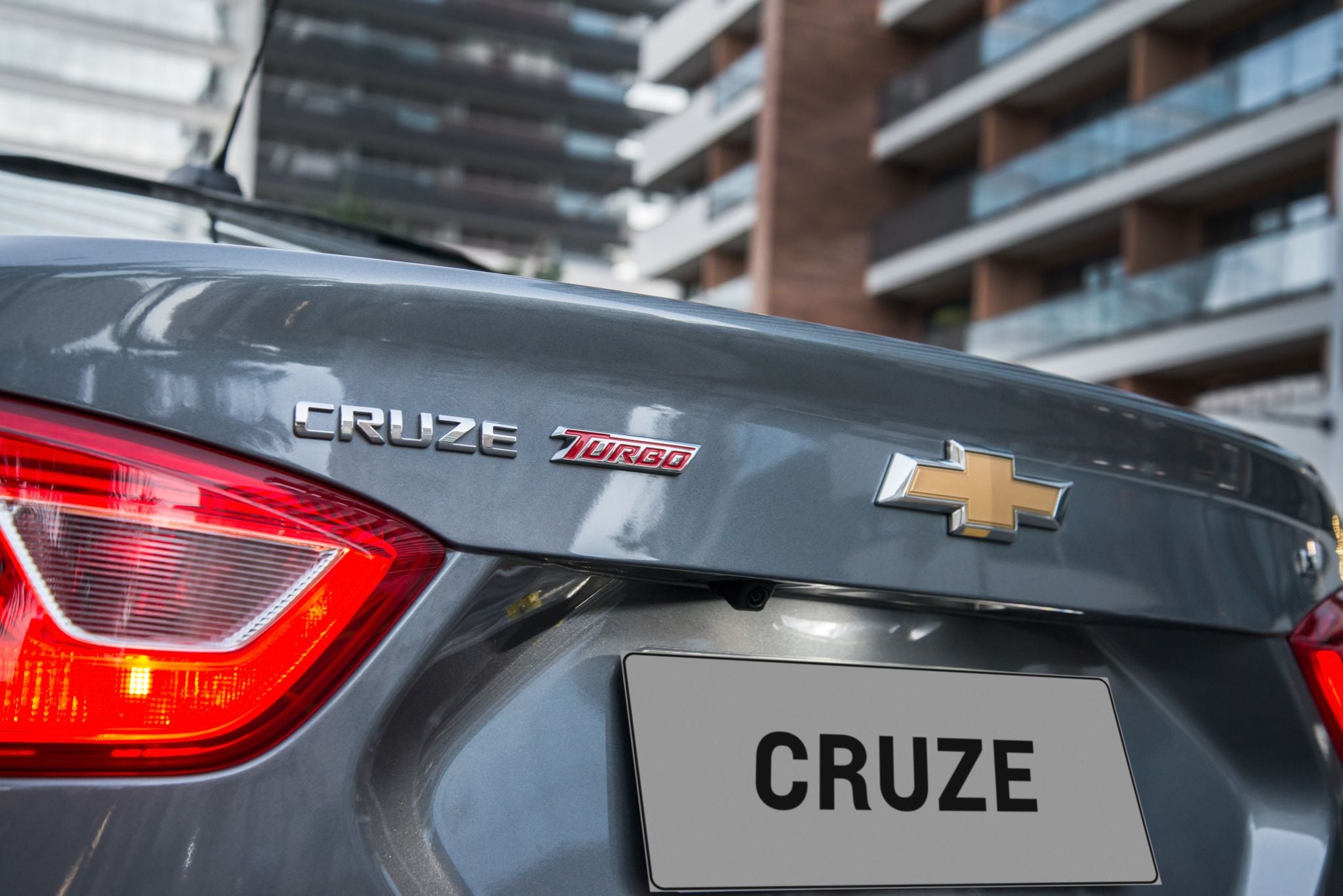 chevrolet cruze 2016 cinza traseira emblema turbo