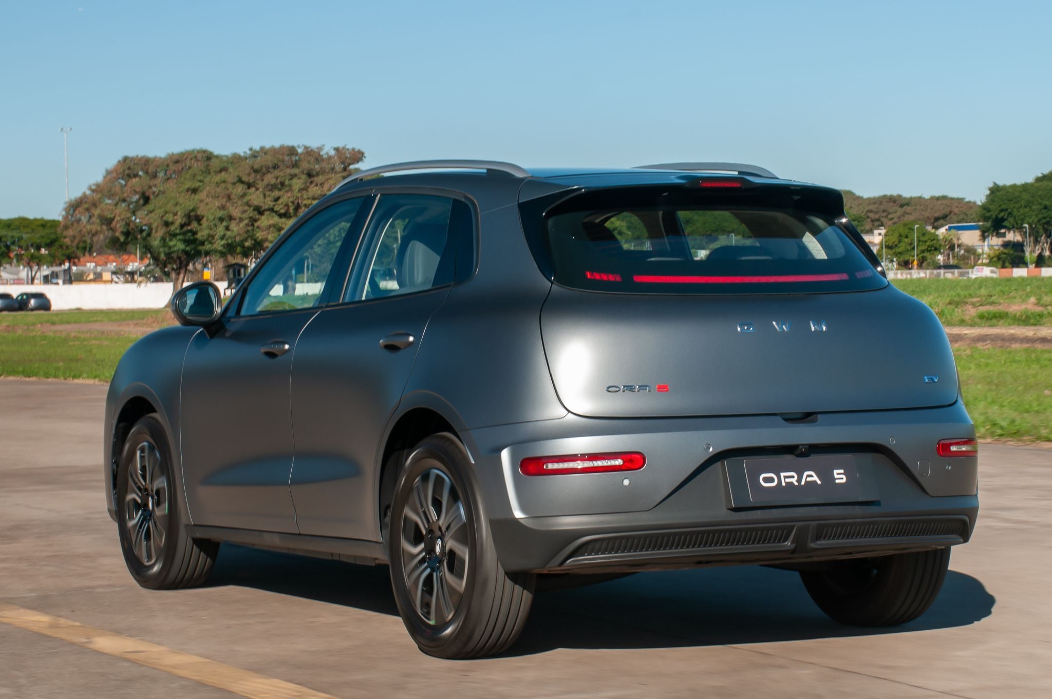 gwm ora 5 cinza zenith traseira em movimento