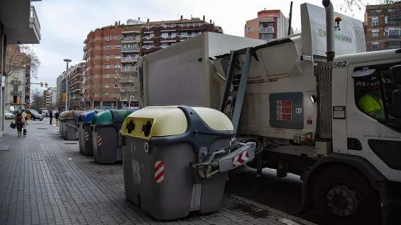 Sexo, drogas e bêbados subindo no caminhão: o retrato de Barcelona por quem dirige na cidade há 35 anos