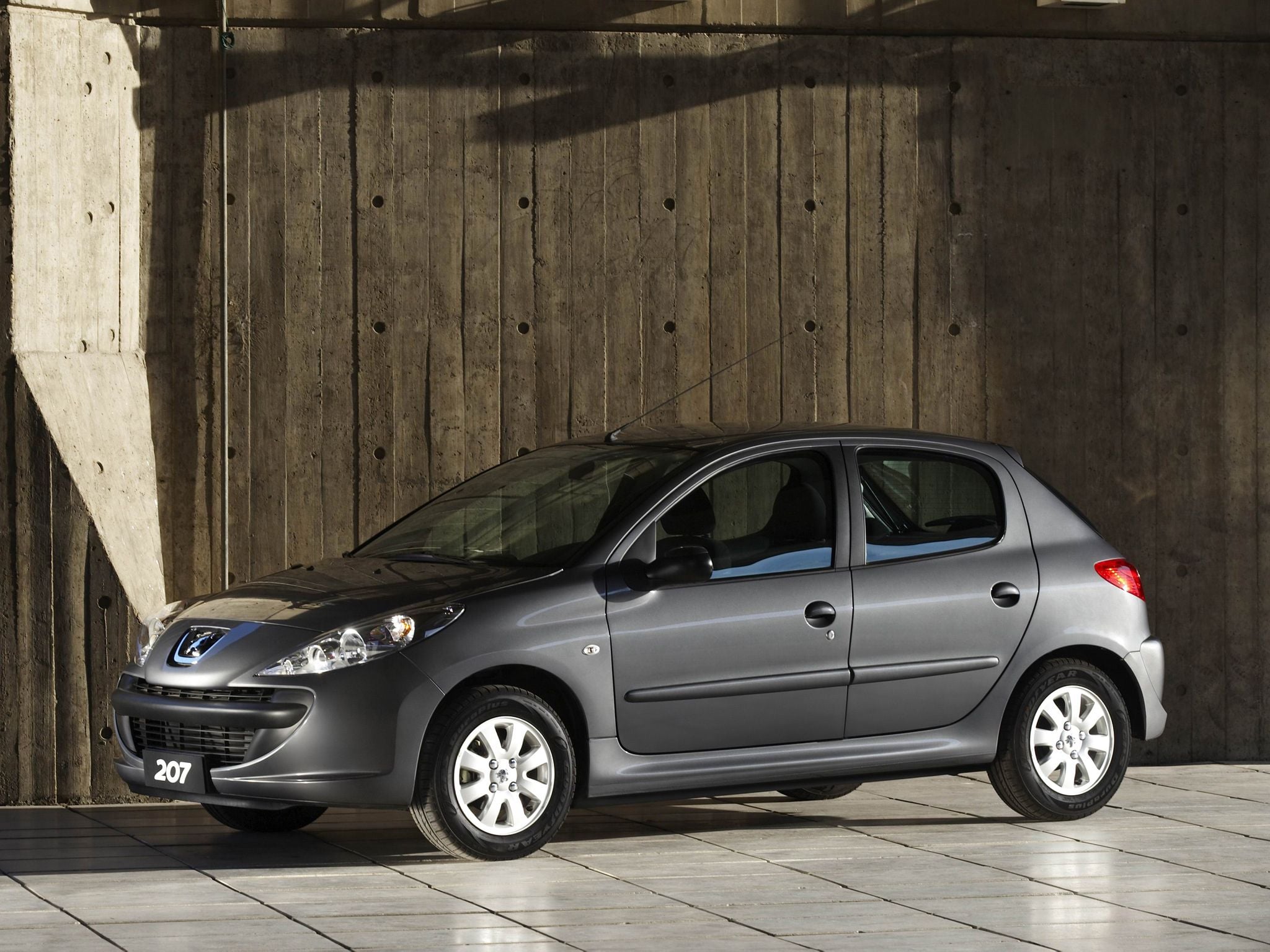peugeot 207 hatch cinza frente parado