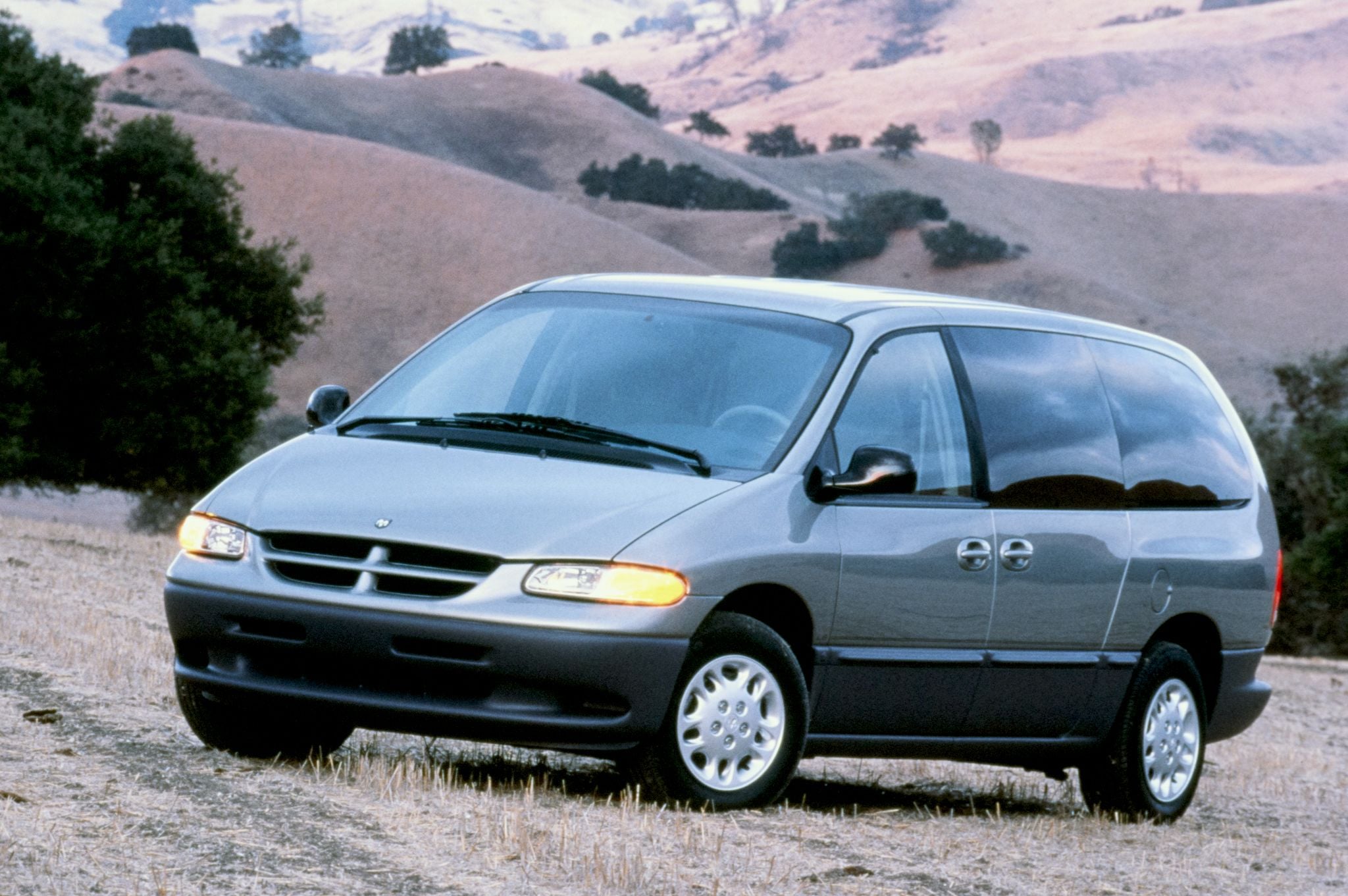 dodge grand caravan cinza frente parada