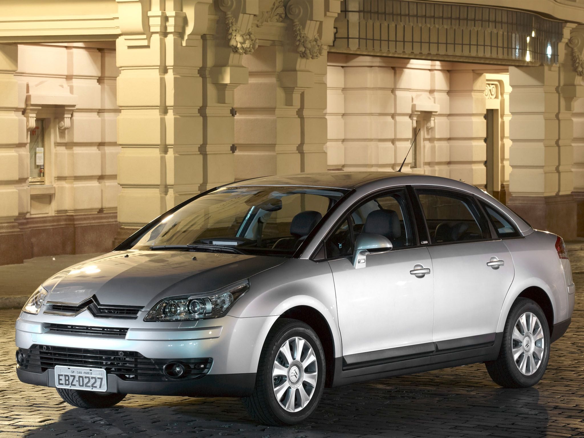 Citroën c4 pallas 2010 prata frente parado
