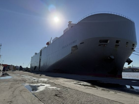 Porto de Itajaí bate marca histórica após receber navio lotado de BMWs