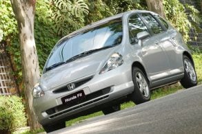 Honda fit 1 4 LXL 2005 cinza frente parado