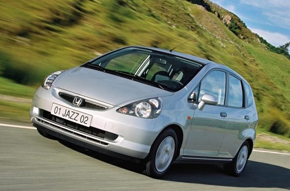 honda jazz prata frente em movimento