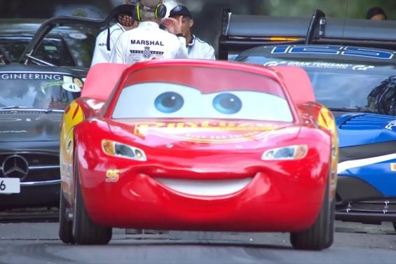 Relâmpago McQueen “ganha vida” e sobe a colina de Goodwood ao lado de carros reais