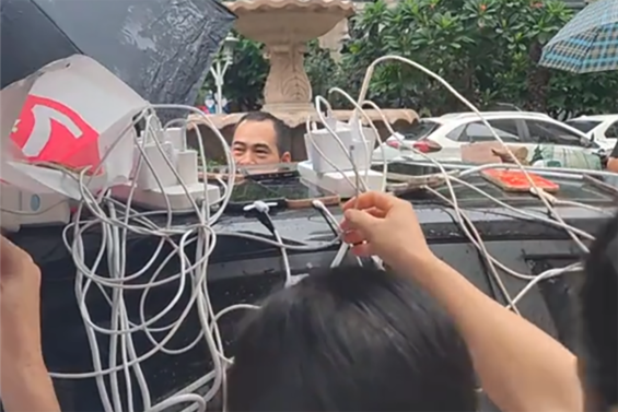 “Agora ninguém fala mal de carros elétricos”, que viraram salvação em enchente na China