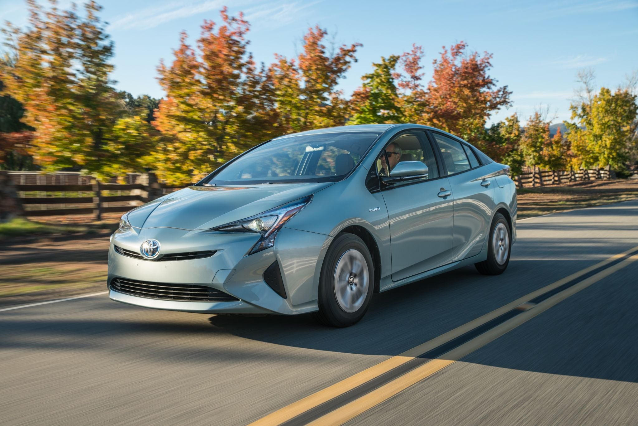 toyota prius 2015 prata frente em movimento