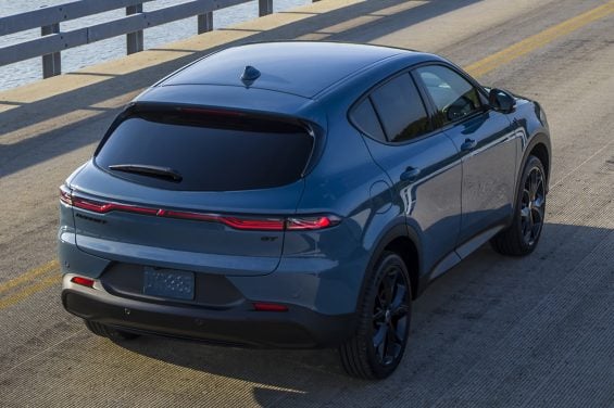 El faro trasero del Dodge Hornet 2023 se extiende a lo ancho de la V