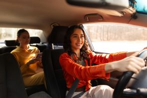 shutterstock uber mulher motorista de aplicativo