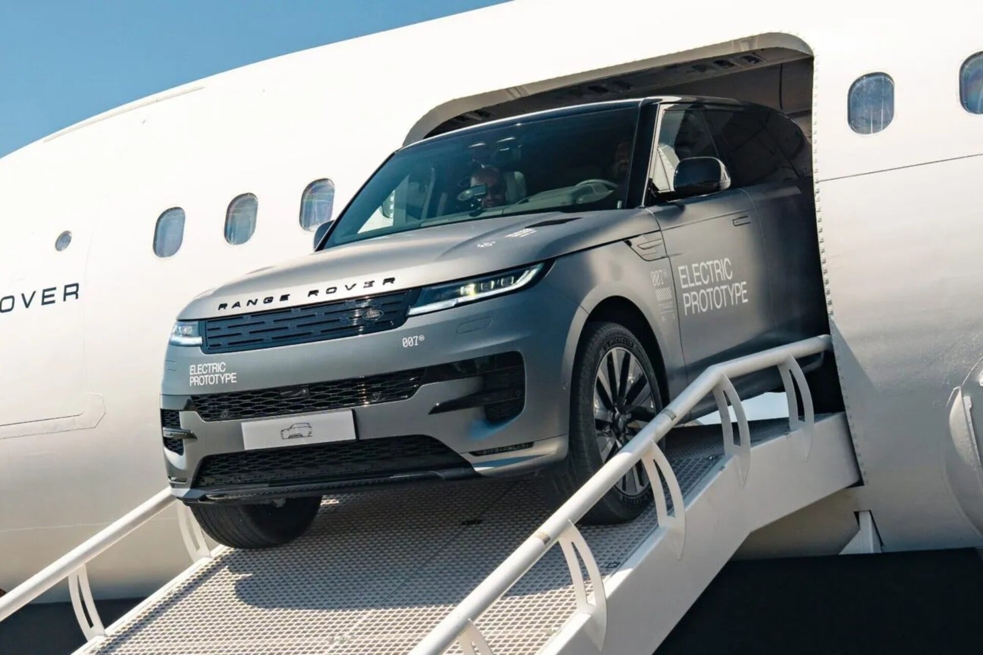Range Rover Sport ganha versão elétrica, mas mantém opções a combustão