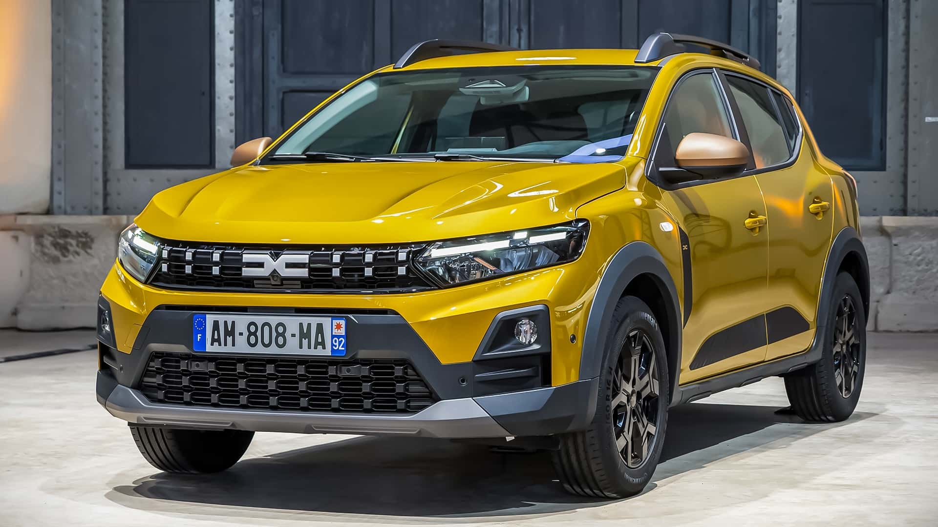 Novo Sandero híbrido entrega potência de esportivo e consumo de 30 km/l