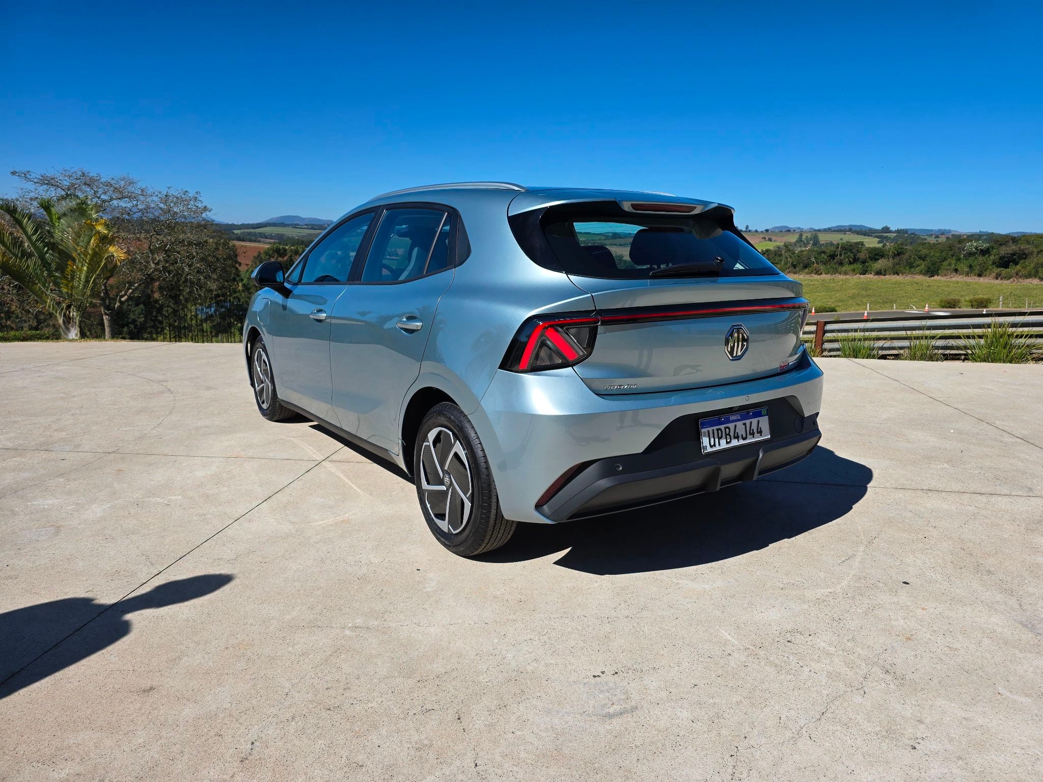 MG4 Urban Comfort cinza traseira MG4 Urban Comfort cinza traseira