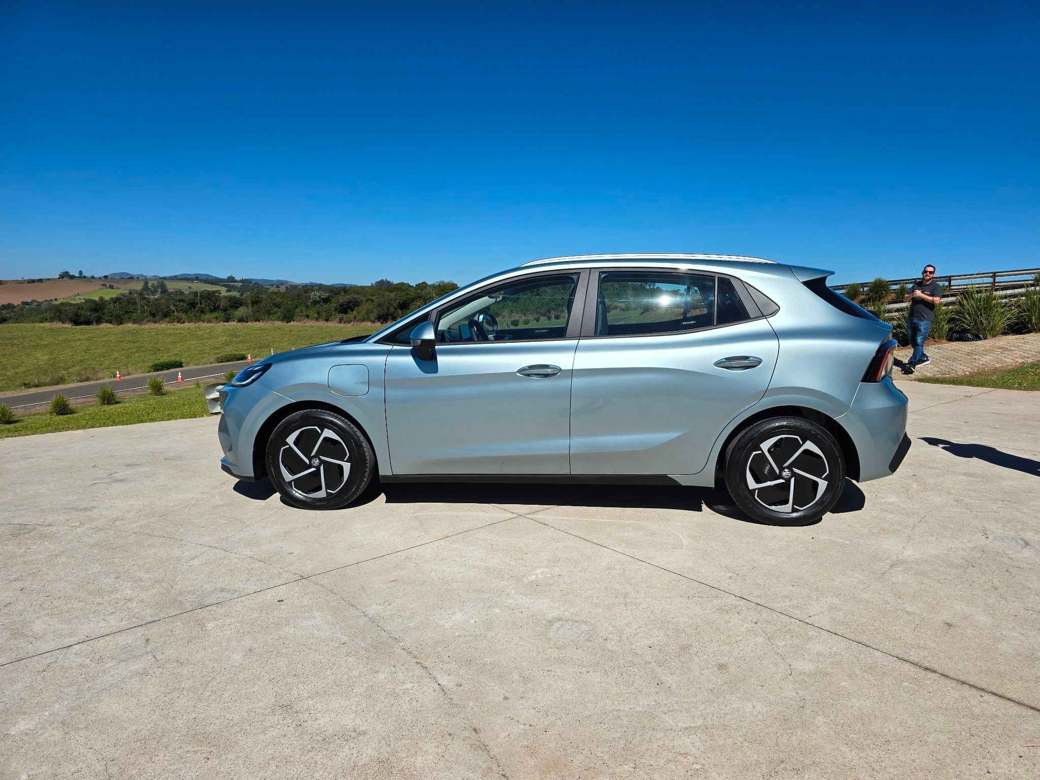 MG4 Urban Comfort cinza lateral MG4 Urban Comfort cinza lateral