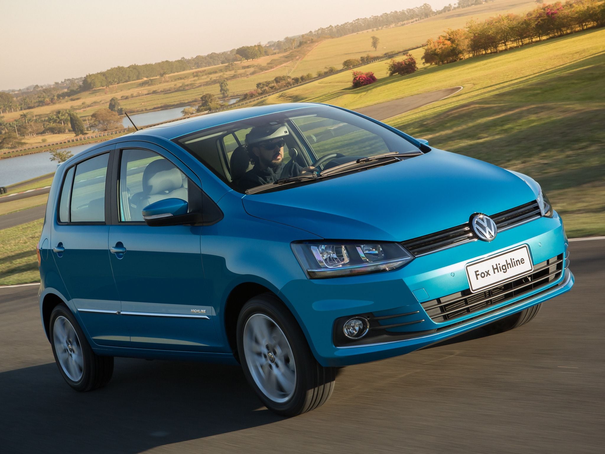 volkswagen fox highline azul frente em movimento volkswagen fox highline azul frente em movimento
