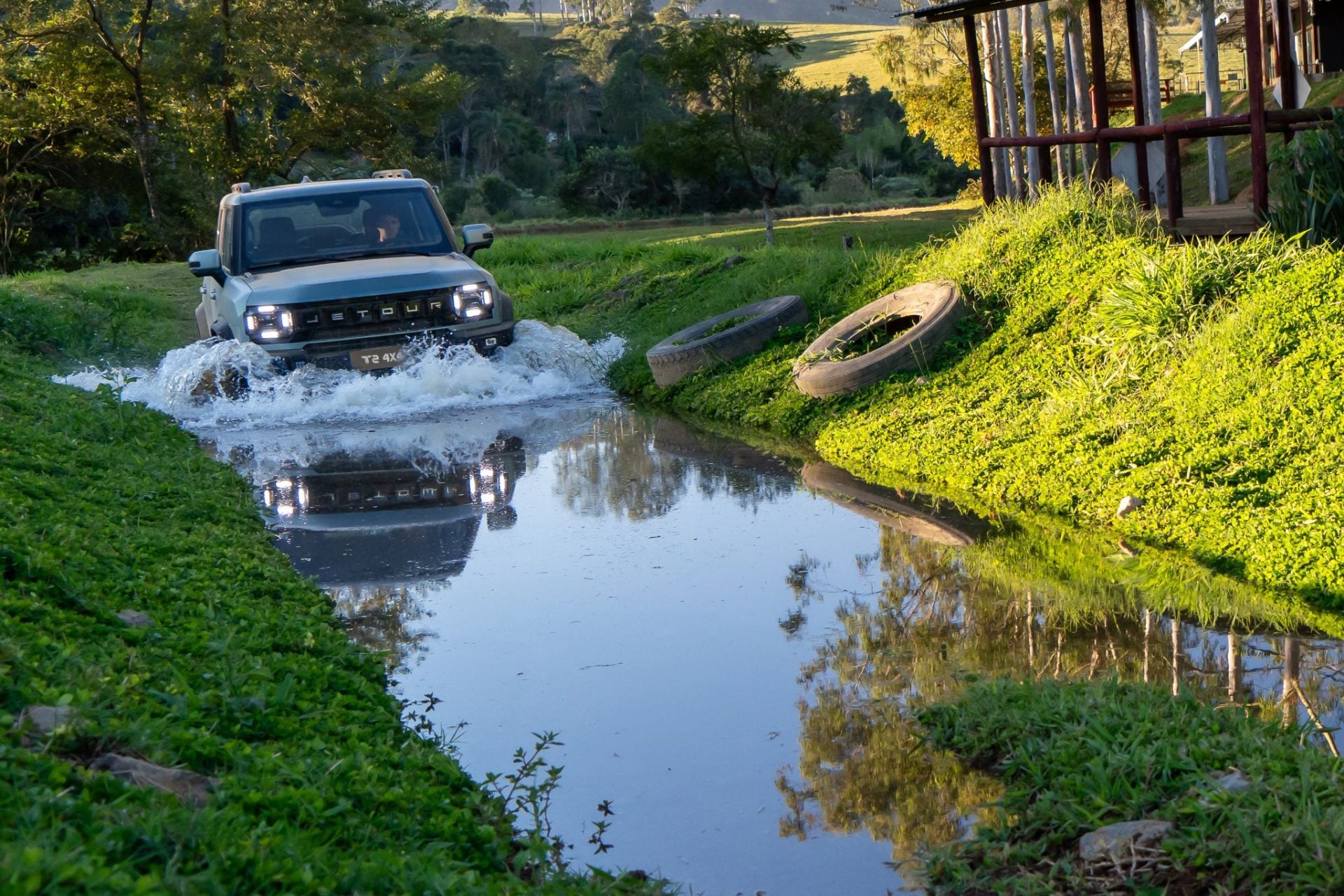 Jetour T2 XWD Verde Veneer frente água