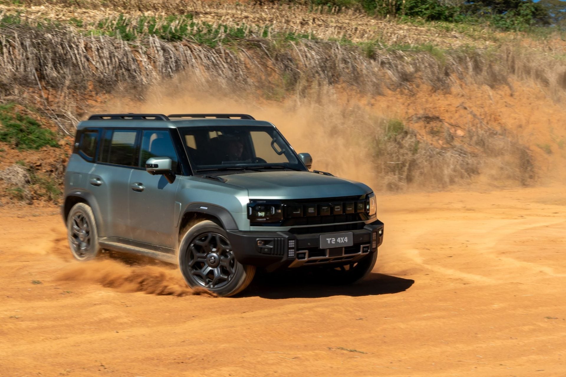 Jetour T2 XWD Verde Veneer frente na terra