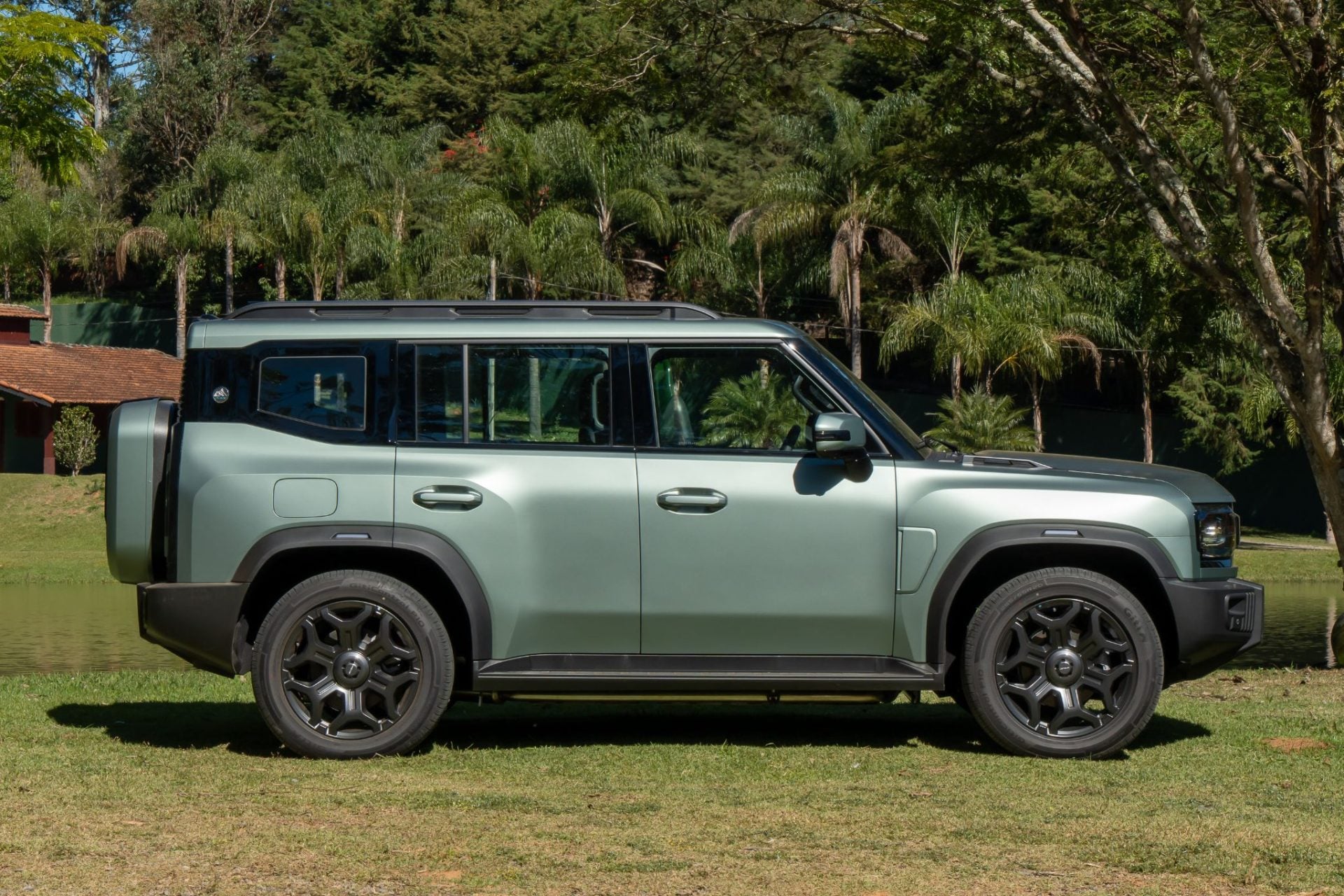 Jetour T2 XWD Verde Veneer lateral parado