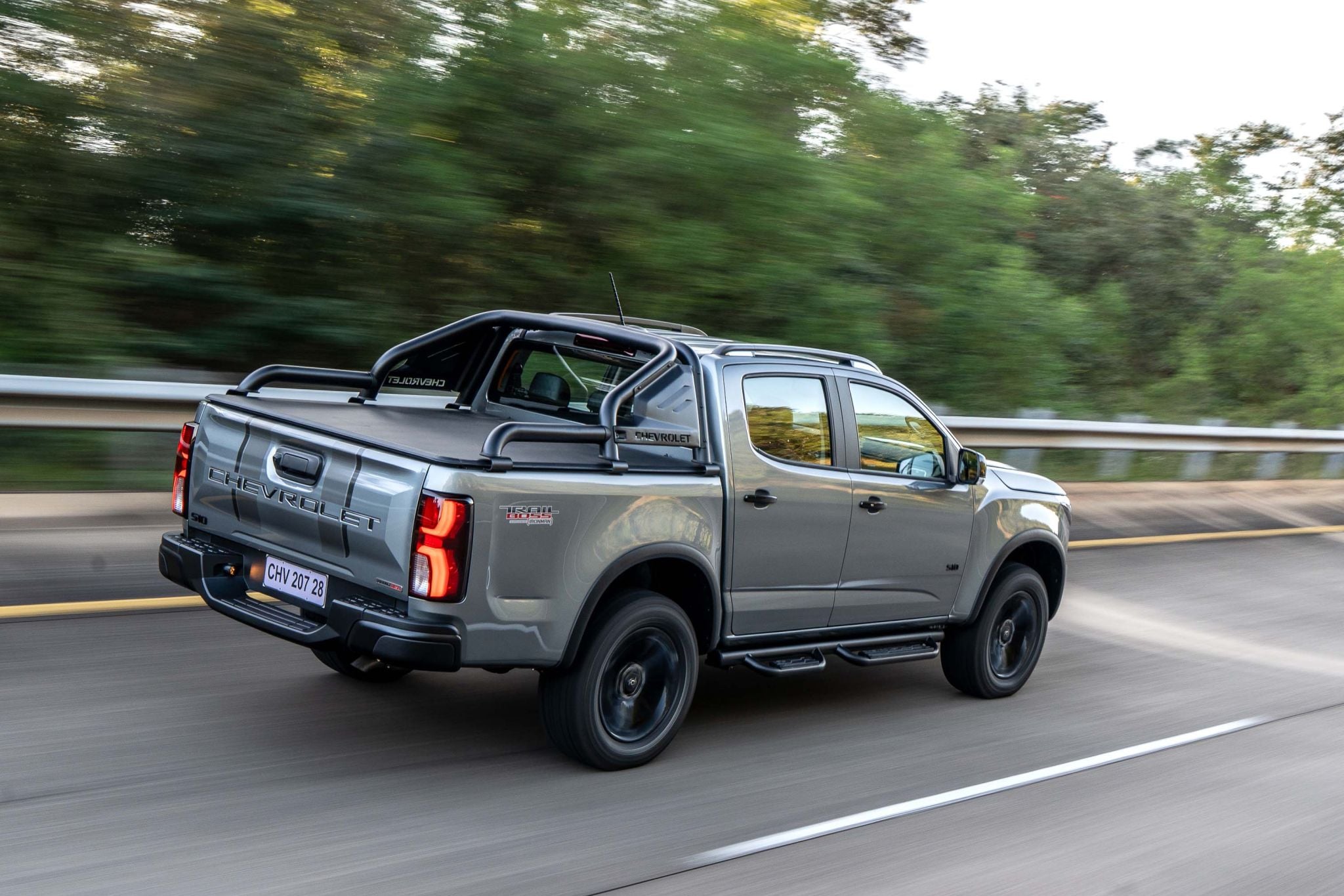 2027 chevrolet s10 trail boss movimento traseira lateral