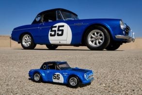 Datsun Sports 2000 1967 azul com miniatura hot wheels