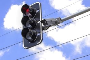 Semáforos com IA deixam mais seguros trânsito e travessia de pedestres em Curitiba