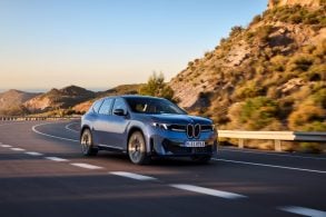 BMW iX3 50 xDrive 2027 azul frente em movimento