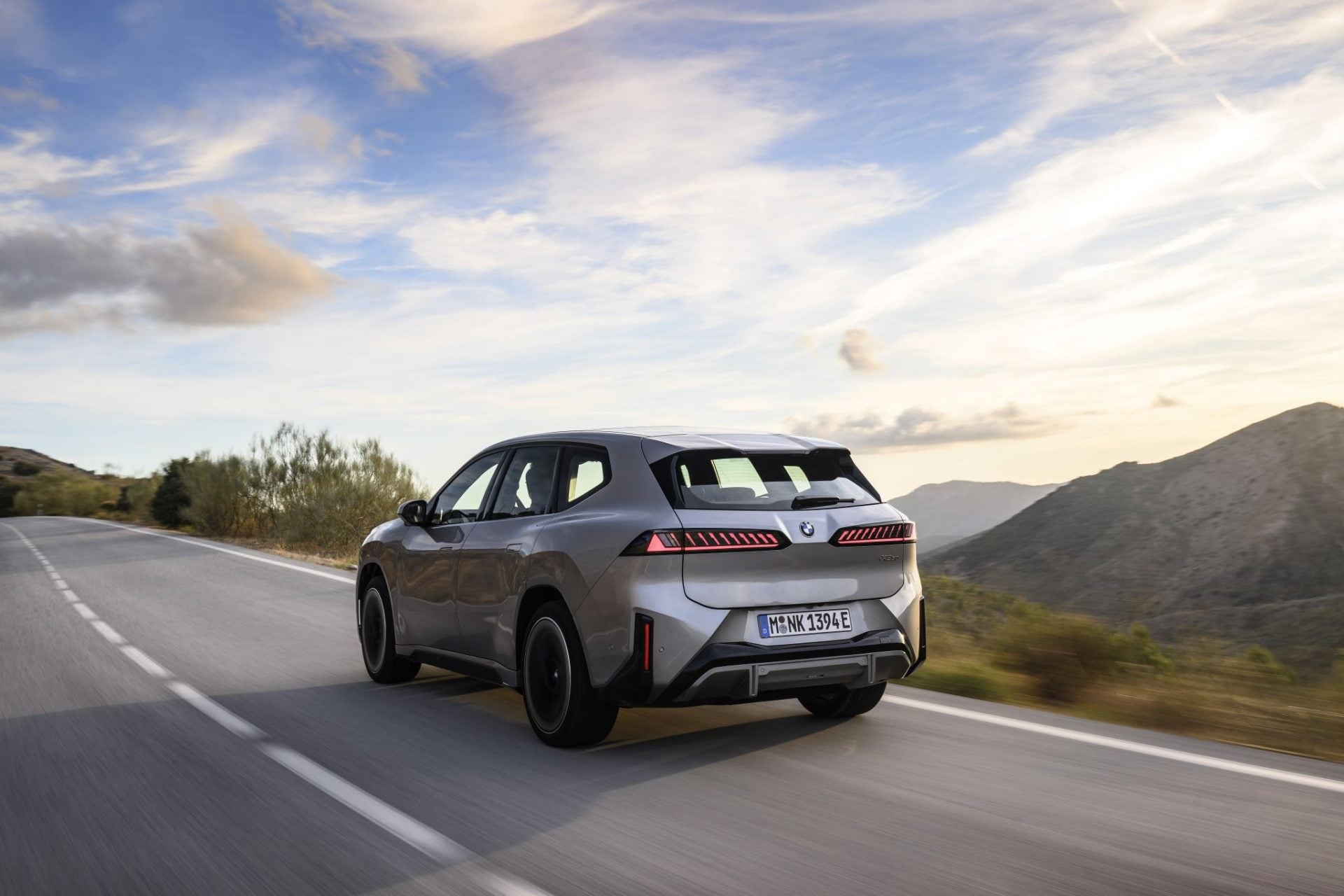 BMW iX3 50 xDrive 2027 prata traseira em movimento (2)