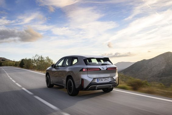 BMW iX3 50 xDrive 2027 prata traseira em movimento (2)