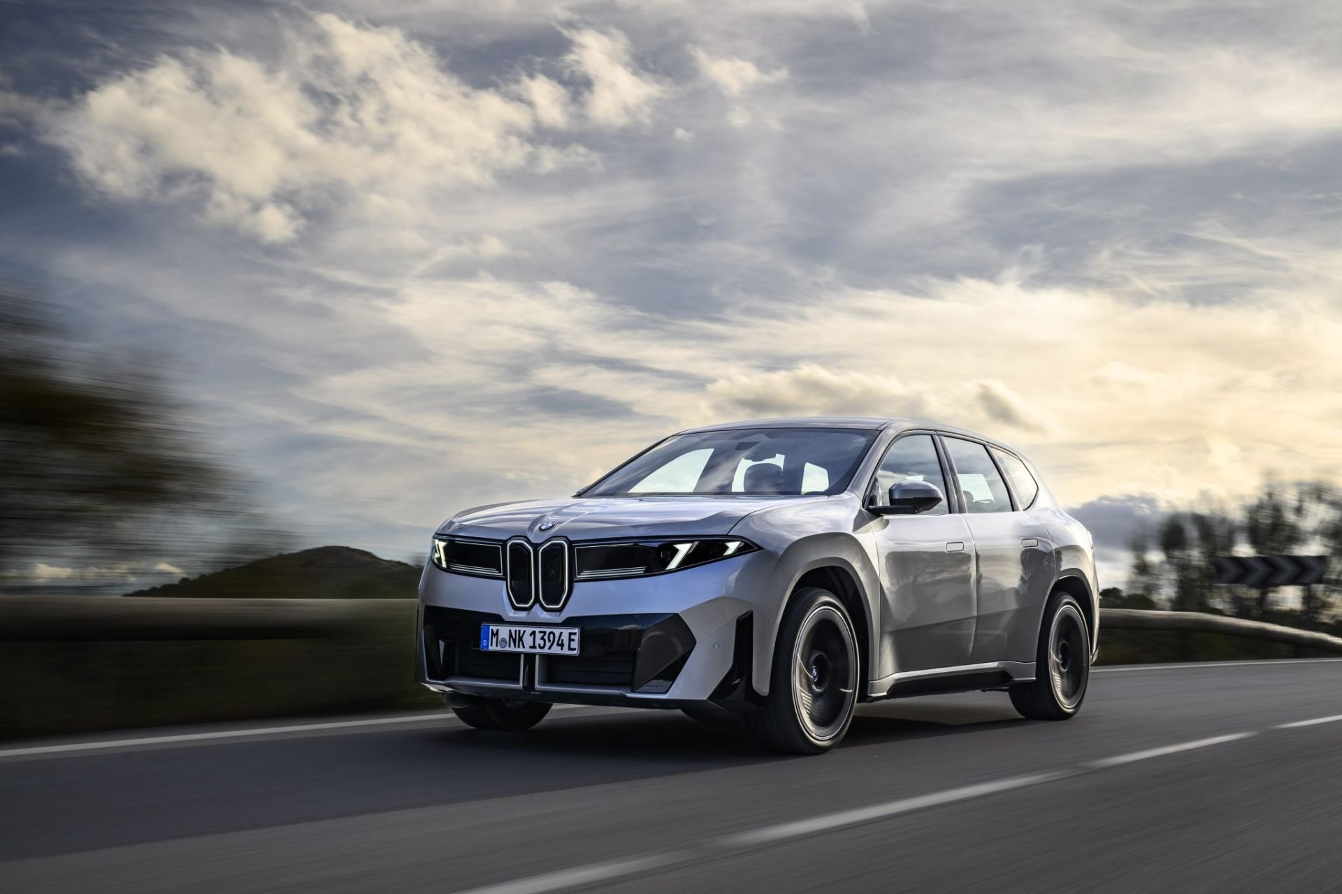 BMW iX3 50 xDrive 2027 prata frente em movimento