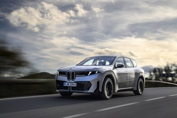 BMW iX3 50 xDrive 2027 prata frente em movimento