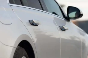 Carro com maçanetas retráteis
