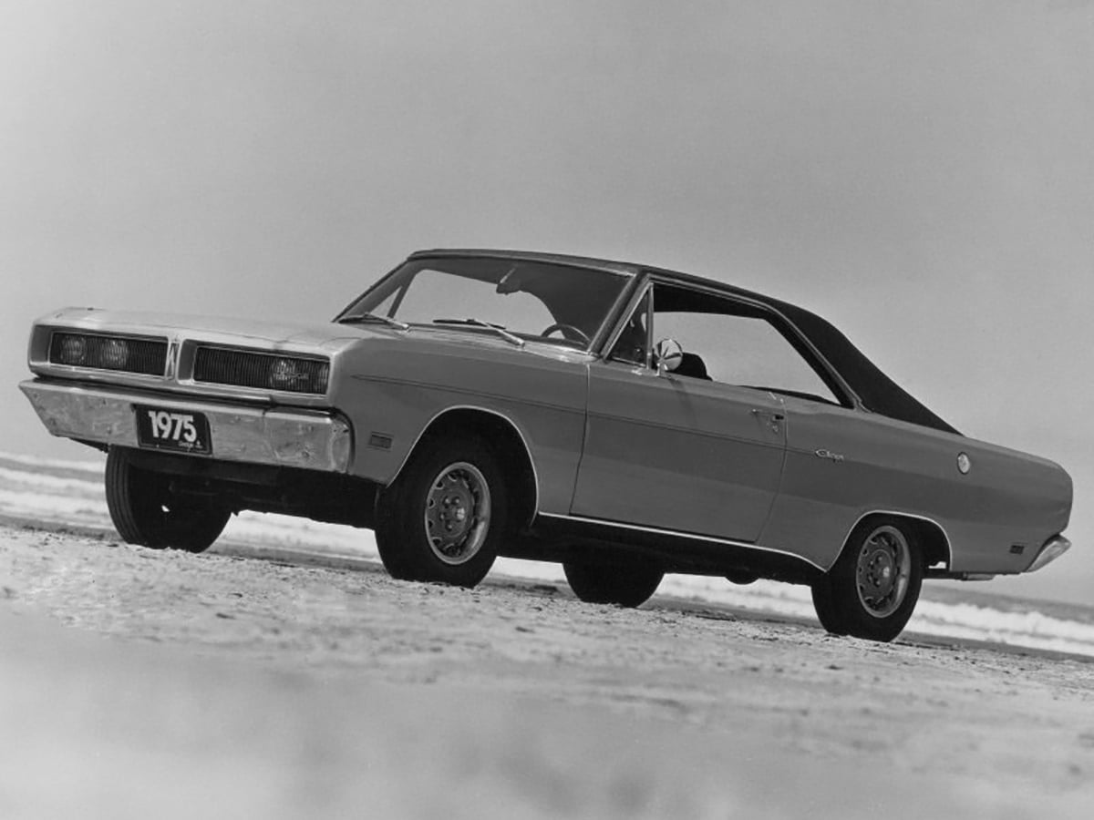 dodge charger 1975 nacional frente foto em preto e branco