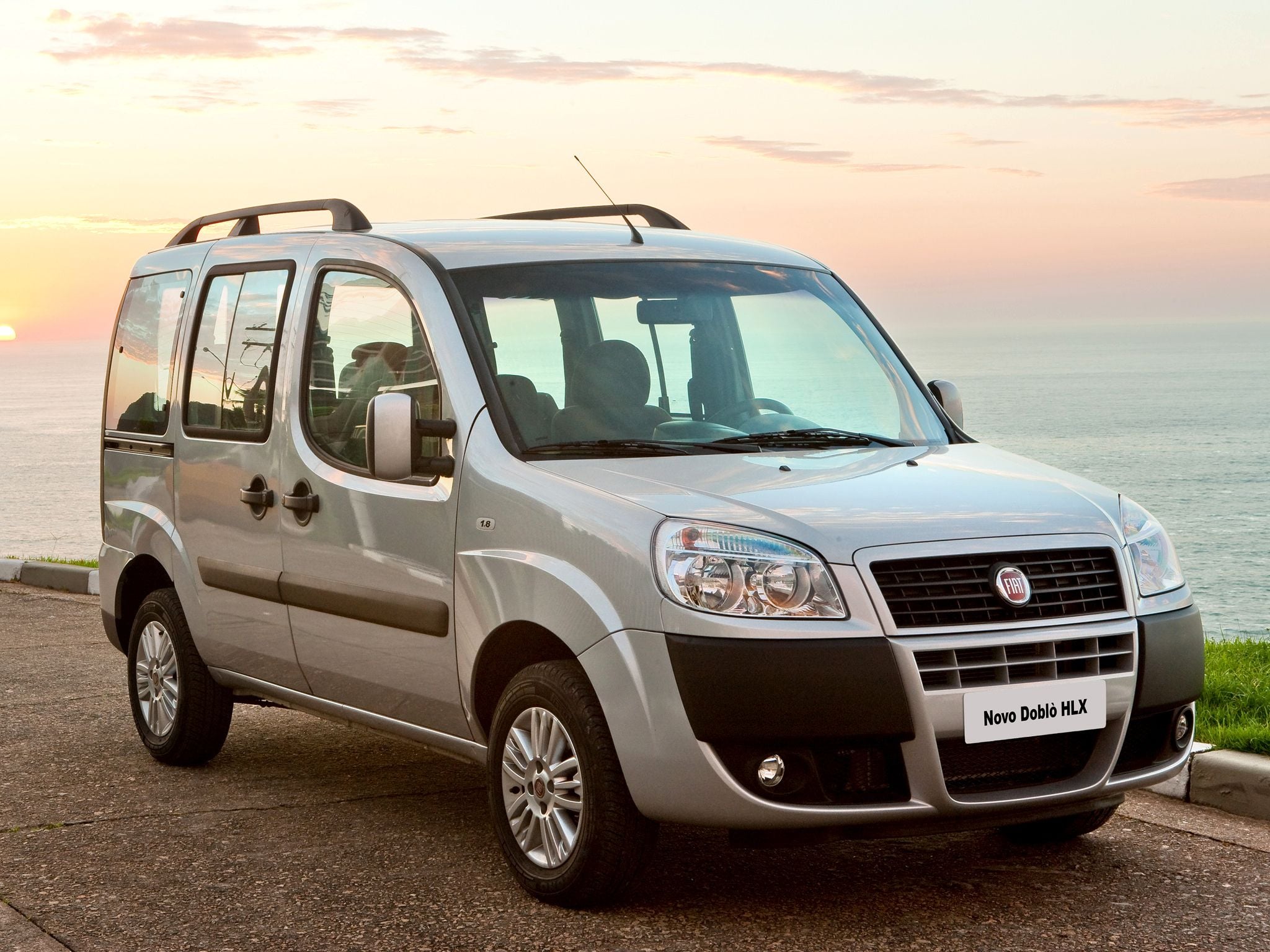 fiat doblo HLX prata frente parado