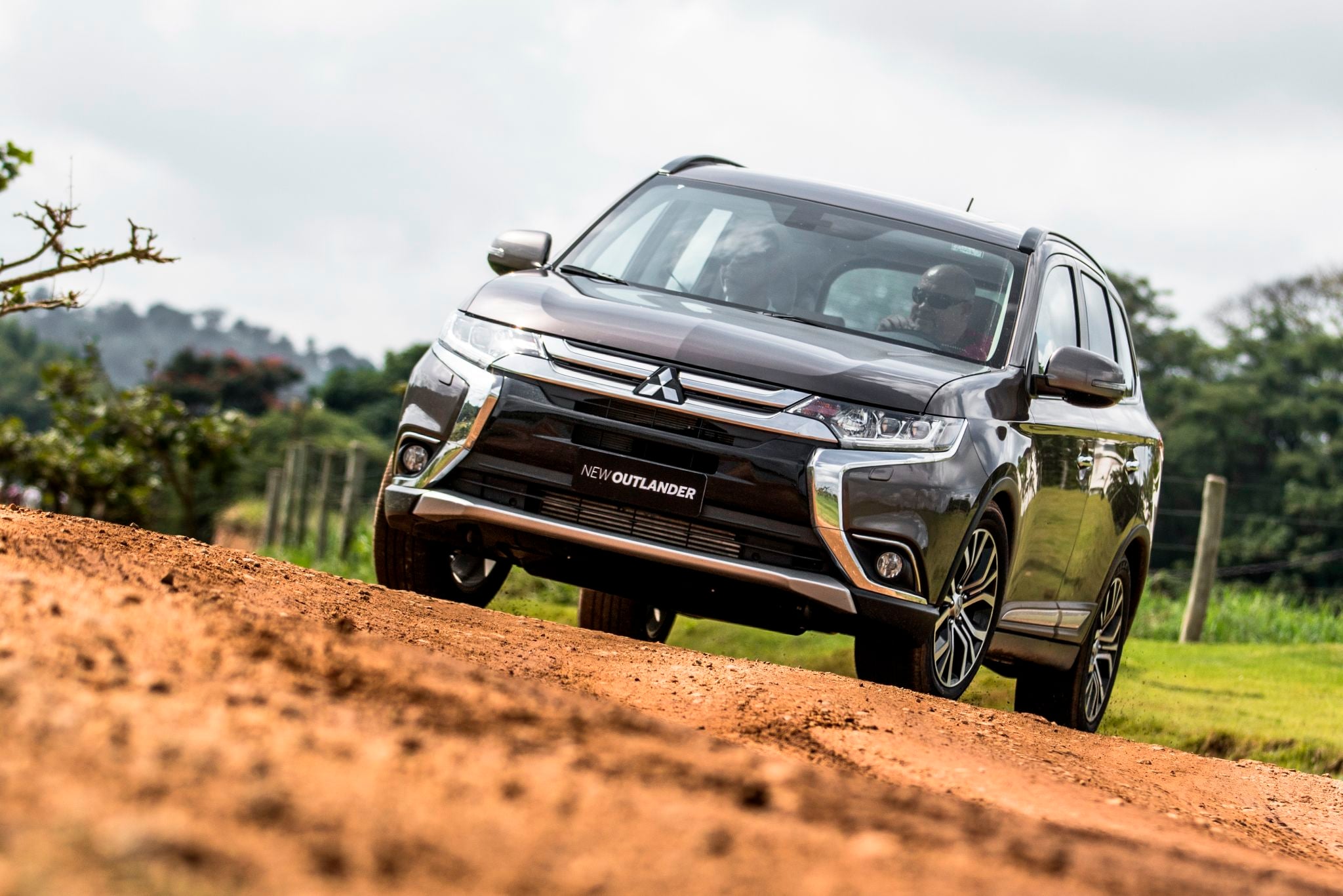 mitsubishi outlander 2015 preto frente parado